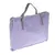 Sac rectangulaire en tissu violet avec deux anses grises et une grande poche extérieure, fermeture éclair visible sur le côté.