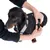 Person befestigt einen schwarzen Klickverschluss an einem Hundegeschirr, das auf einem Dackel sitzt.