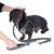 Hund mit grauem Geschirr und Leine, die von einer Hand gehalten wird. Demonstration der korrekten Anbringung des Geschirrs.