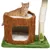 Rascador con cueva de aspecto tronco de árbol, base verde, superficie de sisal para rascar y juguete. Gato tumbado sobre la cueva.