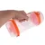 Hand hält transparenten Behälter mit orangefarbenen Verschlüssen und Griff, geeignet für Transport oder Aufbewahrung von Tierfutter oder Wasser.