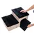 Treppenförmiges Möbelstück mit drei Ebenen, schwarzem Plüschbezug und beige Stoffbasis. Hand zeigt abnehmbare obere Abdeckung mit integriertem Stauraum.
