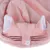 Roze stof met kattenoren, knoopsluiting en geborduurde snorharen. Zacht materiaal zichtbaar.