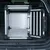 Transportbox aus Aluminium und Kunststoff mit Gittertür, geeignet für den Kofferraum. Innen mit weisser Matte ausgelegt.