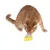 Rote Katze spielt mit gelbem Spielzeug in Käseform, das eine graue Maus enthält.