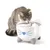 Graue Katze trinkt aus einem weissen Trinkbrunnen mit Katzengesicht-Design und fliessendem Wasser.