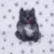Motif de chat noir flou avec taches blanches et rouges sur fond blanc à pois gris, visible sur un tissu ou une couverture.