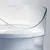 Transparenter Wasserbehälter mit geschwungenem Rand, gefüllt mit klarem Wasser.