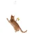 Chat roux jouant avec un papillon jaune suspendu à une tige reliée à une ventouse transparente fixée sur une surface lisse.