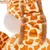 Plysdyr med girafmønster og blød tekstur, detaljevisning af de syede elementer.