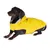 Chien à poil court portant un imperméable jaune avec capuche et fermeture à scratch, vu de profil sur fond blanc. Matière visible : tissu synthétique.