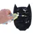 Hand applicerar pasta på svart silikonmatta med Batman-design. Mattan har strukturerad yta för jämn fördelning.
