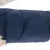 Vue rapprochée d’une sangle en similicuir bleu avec fermeture auto-agrippante sur pelage clair, montrant la texture du matériau et le système de fixation.