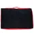 Housse rectangulaire noire avec bordure rouge et poignée sur le dessus, tissu à texture visible. Aucun texte ou marque apparente.