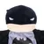 Giocattolo di peluche nero con logo Batman sul petto e ricami bianchi sugli occhi.