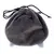 Pochette en tissu peluche gris avec cordon de serrage noir, deux petites extrémités bleues visibles à la base.