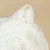 Close-up van wit, pluizig materiaal in kattenoorvorm. Geschikt voor producten zoals kussens of huisdierenbedden.