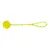 Żółta zabawka z piłką i sznurem, odpowiednia do rzucania i przeciągania. Piłka z fakturowaną powierzchnią, sznur z pętlą i niebieskimi akcentami.