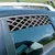 Griglia di ventilazione estensibile per finestrino auto, nera, consente aerazione sicura a finestrino chiuso.