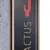 Cactus. Produktname auf schwarzem Hintergrund mit rotem Symbol.