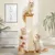 Kratzbaum mit Sisal-Säule, drei Katzen nutzen ihn zum Kratzen und Klettern. Hintergrund zeigt ein Wohnzimmer mit Pflanzen und Wanddekoration.