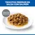 Trocitos Premium en salsa con salmón, servidos en un plato blanco. Texto: Trocitos en salsa.