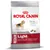 Pachet hrană uscată Royal Canin Medium Light pentru câini de talie medie 11–25 kg, Weight management, Light, Tendency to gain weight. Imagine cu un câine și crochete rotunde.