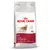 Vrećica hrane za mačke Royal Canin FIT 32, vidljiv tekst: Adult cats, Nutrient Balance, Helps maintain ideal weight, Hairball regulation. Slika odrasle mačke i okruglih granula.