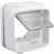 Chatière blanche en plastique avec volet transparent, bouton de réglage visible et inscription SUREFLAP sur le devant.