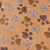 Nahaufnahme eines orangefarbenen Stoffes mit braunen und blauen Pfoten- und Herzmustern. Sichtbar weiche Textur.