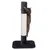 Griffoir pour chat avec base rectangulaire noire, poteau recouvert de sisal beige et tissu noir, chat tigré accroché au poteau vertical.