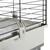 Détail d’une cage pour petits animaux avec structure en métal noir et bac en plastique gris, fixation latérale visible sur le bord du bac.
