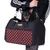 Sac de transport pour animaux Comfort, tissu à motif rouge et noir, panneaux latéraux en maille, porté à l’épaule par une personne, oreilles d’un petit chien visibles.