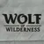 Wolf of Wilderness. Název značky na šedé látce.