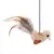 Jouet suspendu pour chat en forme d’oiseau, corps en peluche, ailes en feutrine, queue en plumes, clochette dorée au cou, fixé à une corde noire.