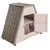 Houten huis met A-vormig dak, shingles-look en open deur. Binnenruimte met twee aparte compartimenten.
