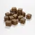 Morceaux cubiques de nourriture pour animaux, couleur brune, posés sur une surface blanche. Aucun emballage ou marque visible.