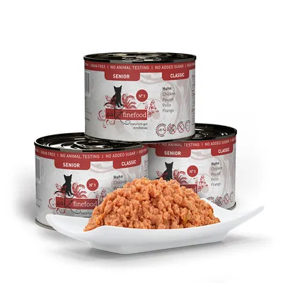 Catz Finefood Classic Senior Nr. 3 kyckling, spannmålsfri, utan tillsatt socker, inga djurförsök. Tre burkar och serverad våtmat på vit tallrik synliga.