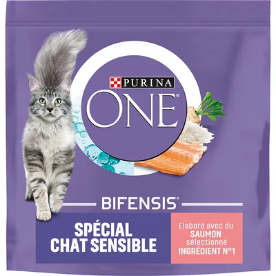 PURINA ONE Bifensis Spécial Chat Sensible. Élaboré avec du saumon sélectionné ingrédient N°1. Bild på katt, laxbit, ris och persilja. Text på franska.