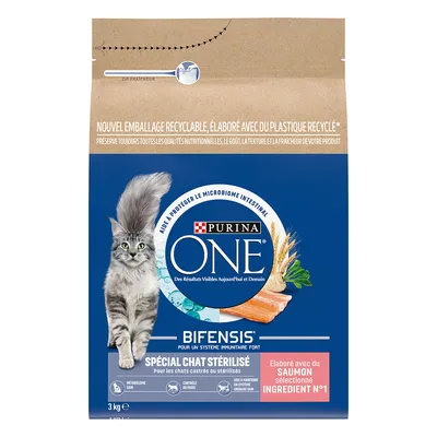Purina ONE Bifensis Spécial Chat Stérilisé, 3 kg, lazac az első összetevő. Francia nyelvű feliratok a csomagoláson, macska és lazac képe látható.