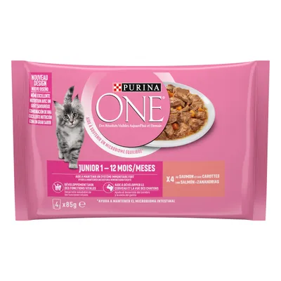 Purina ONE Junior 1–12 mois, lot de 4 x 85 g au saumon et aux carottes. Aide à soutenir un microbiome équilibré. Pour chatons. Texte en espagnol également visible sur l’emballage.