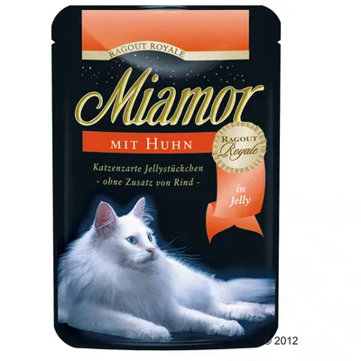 Пауч Miamor Ragout Royale mit Huhn, in Jelly. Видна белая кошка. Текст на немецком: Katzzarte Jellystückchen ohne Zusatz von Rind.