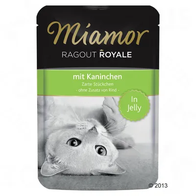 Miamor Ragout Royale mit Kaninchen In Jelly -pussi, teksti: Zarte Stückchen, ohne Zusatz von Rind. Kuvassa kissa makaa selällään.