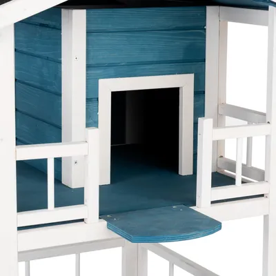 Blau-weisses Holzhaus mit Eingang und kleiner Veranda, geeignet als Tierunterkunft oder Spielhaus.