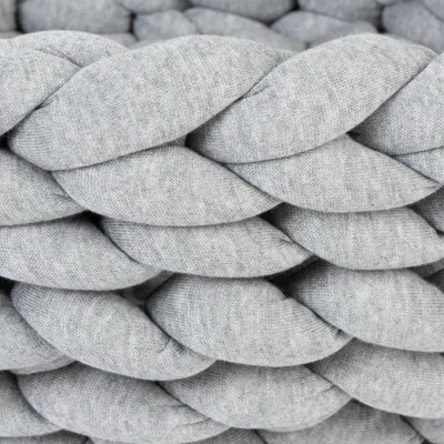 Nahaufnahme eines geflochtenen grauen Stoffmaterials, möglicherweise für Haustierbetten oder Körbe.
