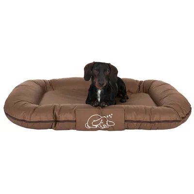 Braunes Hundebett mit gepolsterten Rändern und schlafendem Hund-Logo auf der Vorderseite. Ein schwarzer Hund sitzt im Bett.