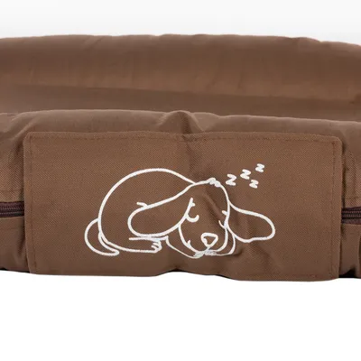 Braunes Hundebett mit weissem Aufdruck eines schlafenden Hundes und Zzz-Symbolen.