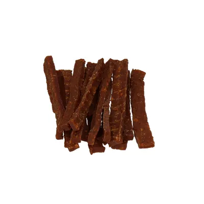 Stapel bruine vleessnacks in reepjesvorm, zonder verpakking of merk zichtbaar, geschikt als hondensnack. Materiaal: vleesachtig product.