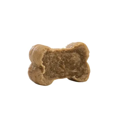 Knogleformet snack af brun masse, synligt kompakt og fast.
