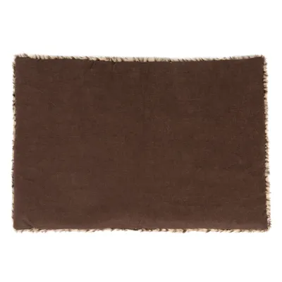 Braune rechteckige Decke mit weichem Fellrand, geeignet als Unterlage oder Abdeckung.